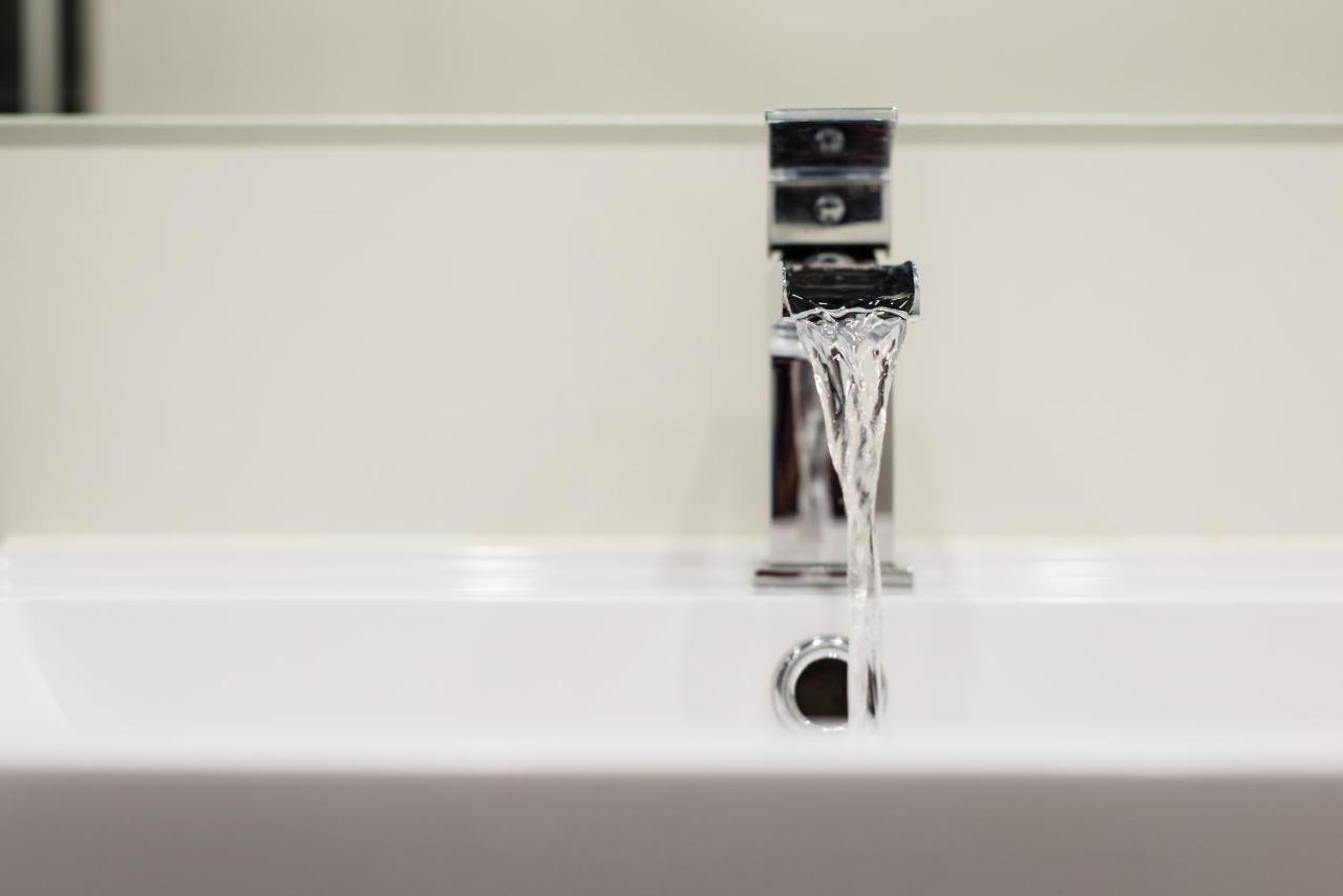 Large 1 bedroom apartment with free parking EDI Buitenkant foto